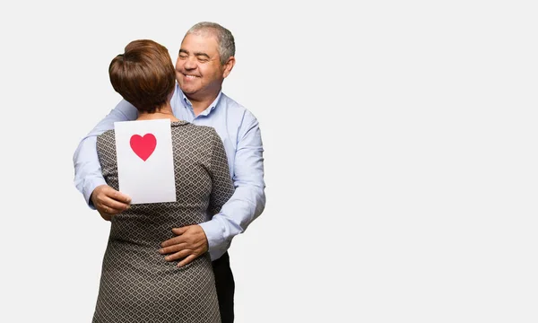 Ehepaar Mittleren Alters Feiert Valentinstag — Stockfoto