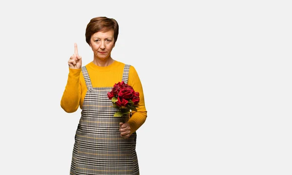 Mujer Mediana Edad Celebrando Día San Valentín Mostrando Número Uno — Foto de Stock