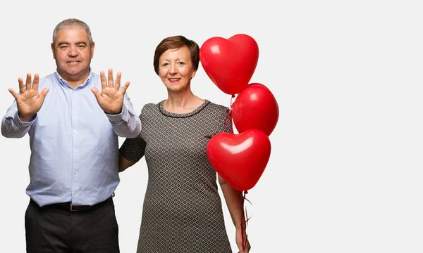 Ehepaar Mittleren Alters Feiert Valentinstag — Stockfoto