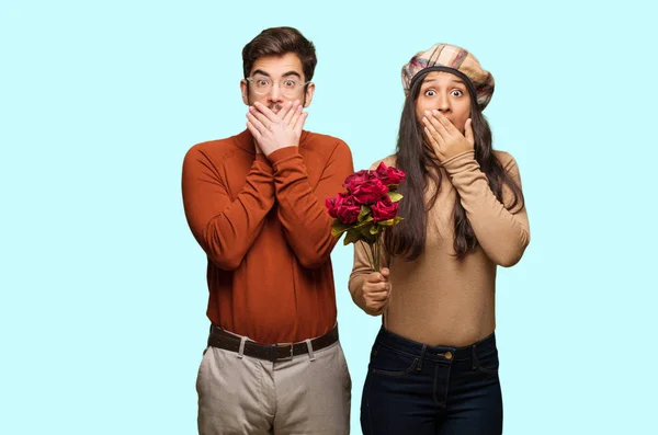 Jovem Casal Dia Dos Namorados Surpreso Chocado — Fotografia de Stock