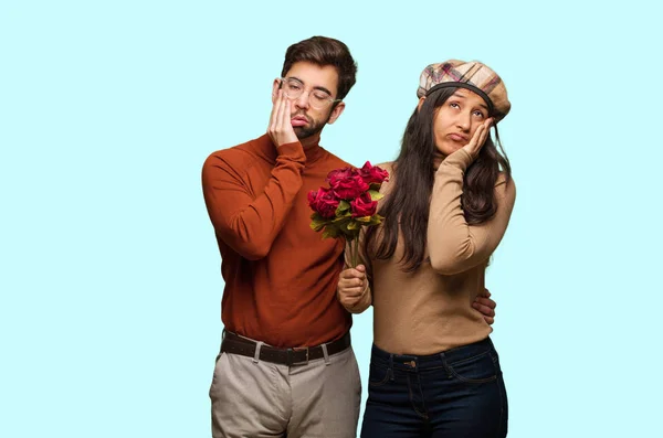 Casal Jovem Dia Dos Namorados Cansado Muito Sonolento — Fotografia de Stock