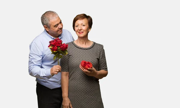 Ehepaar Mittleren Alters Feiert Valentinstag — Stockfoto