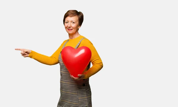 Mujer Mediana Edad Celebrando Día San Valentín Señalando Lado Con — Foto de Stock