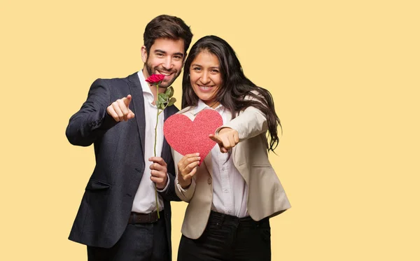 Jovem Casal Dia Dos Namorados Alegre Sorridente — Fotografia de Stock