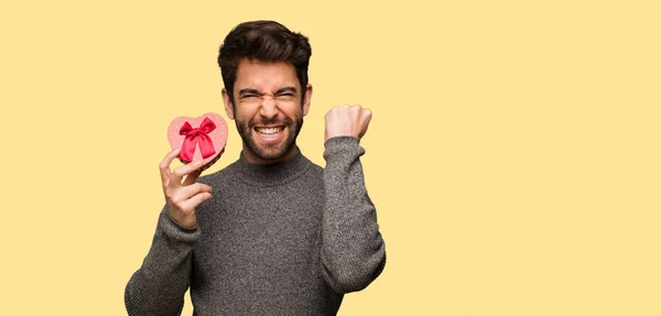 Giovane Uomo Che Celebra San Valentino — Foto Stock