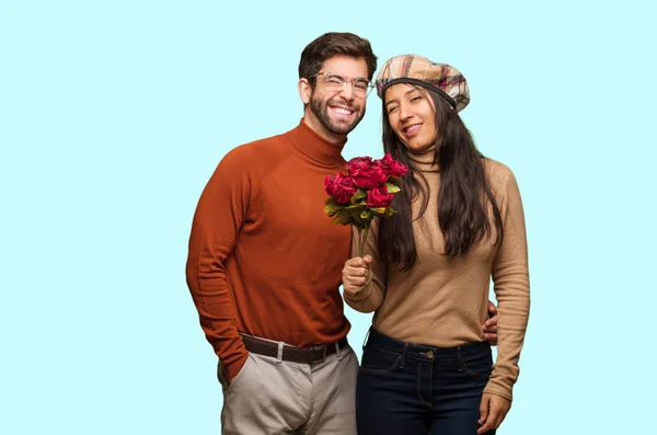 Jeune Couple Dans Saint Valentin Clin Oeil Drôle Geste Amical — Photo