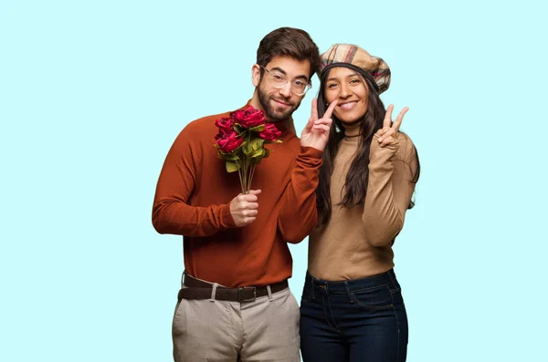 Jovem Casal Dia Dos Namorados Divertido Feliz Fazendo Gesto Vitória — Fotografia de Stock