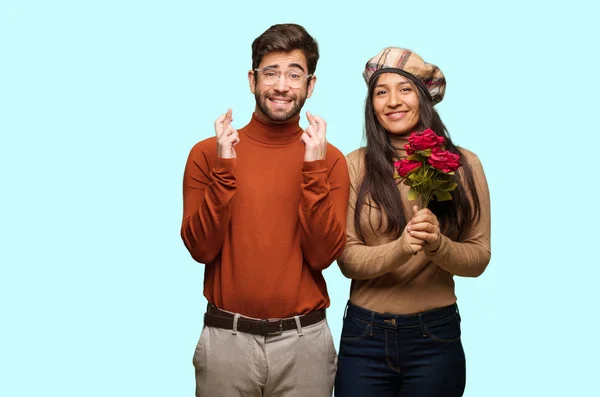 Casal Jovem Dia Dos Namorados Cruzando Dedos Para Ter Sorte — Fotografia de Stock