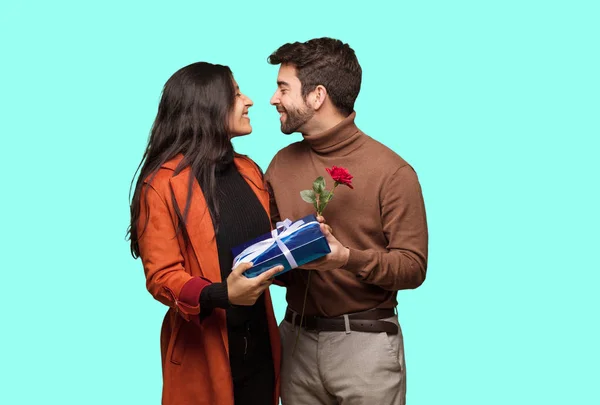 Jonge Koel Paar Viering Valentines Day — Stockfoto