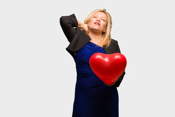 Lateinamerikanerin Mittleren Alters Feiert Valentinstag Und Leidet Unter Nackenschmerzen — Stockfoto