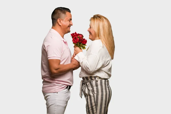 Pareja Latina Mediana Edad Celebrando Día San Valentín — Foto de Stock