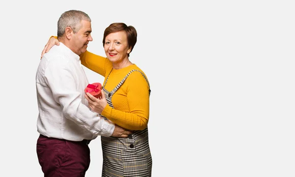 Casal Meia Idade Celebrando Dia Dos Namorados — Fotografia de Stock