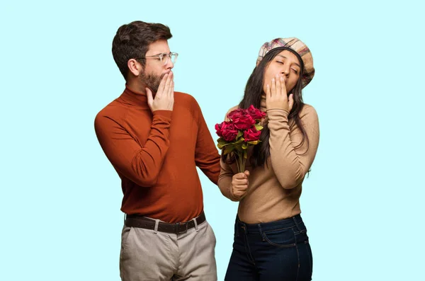 Casal Jovem Dia Dos Namorados Cansado Muito Sonolento — Fotografia de Stock