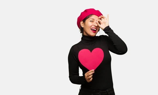 Mujer Joven Día San Valentín Confiado Haciendo Buen Gesto Ojo —  Fotos de Stock