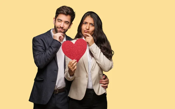 Junges Paar Valentinstag Zweifelnd Und Verwirrt — Stockfoto