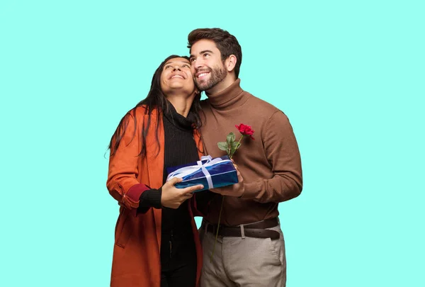 Jovem Casal Legal Celebrando Dia Dos Namorados — Fotografia de Stock