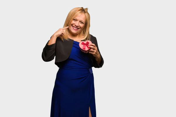 Mujer Latina Mediana Edad Celebrando Las Sonrisas Del Día San — Foto de Stock