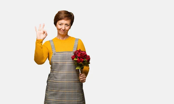 Frau Mittleren Alters Feiert Valentinstag Fröhlich Und Selbstbewusst Und Tut — Stockfoto