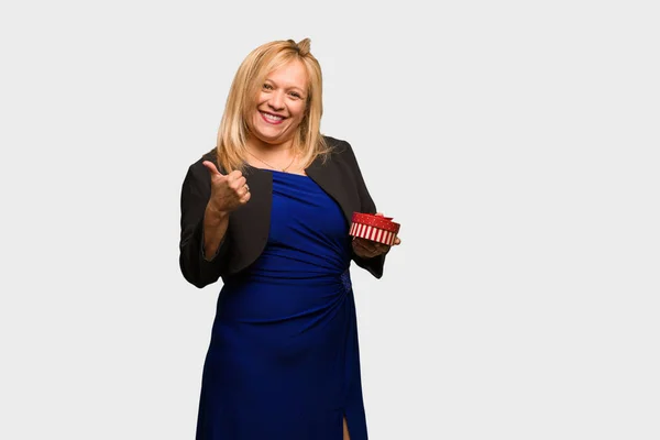 Mujer Latina Mediana Edad Celebrando Día San Valentín Sonriendo Levantando — Foto de Stock