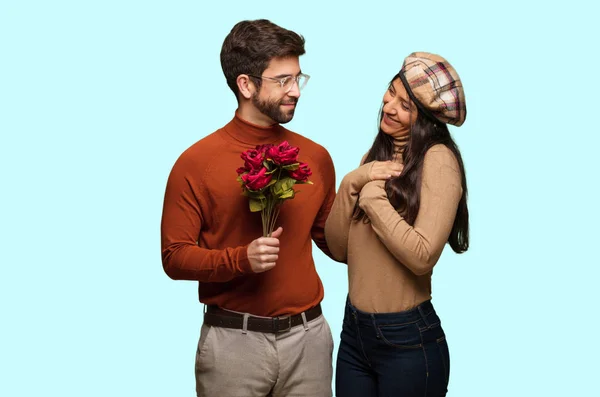 Jovem Casal Dia Dos Namorados Fazendo Gesto Romântico — Fotografia de Stock