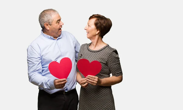 Casal Meia Idade Celebrando Dia Dos Namorados — Fotografia de Stock