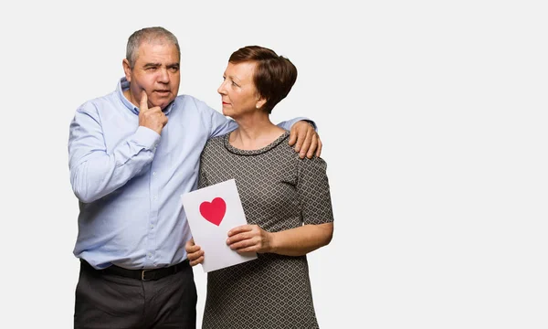 Casal Meia Idade Celebrando Dia Dos Namorados — Fotografia de Stock