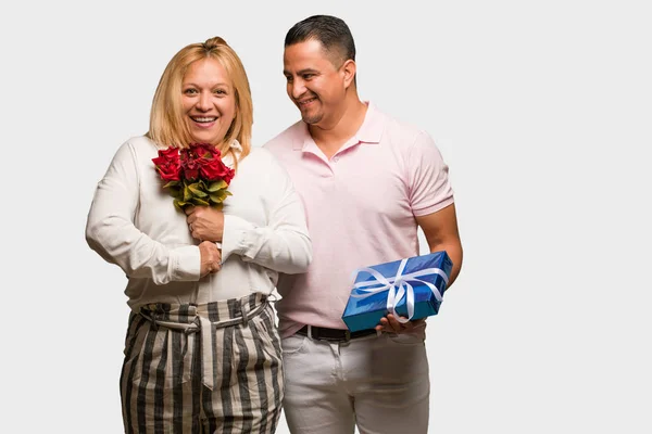 Casal Latino Meia Idade Celebrando Dia Dos Namorados — Fotografia de Stock