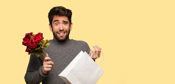 Jeune Homme Célébrant Saint Valentin — Photo