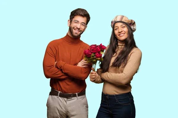 年轻夫妇在情人节交叉双臂 微笑和放松 — 图库照片