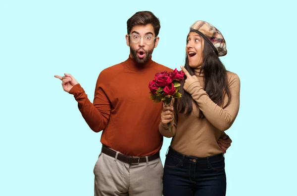 Jong Koppel Dag Van Valentijnskaarten Wijst Naar Kant — Stockfoto