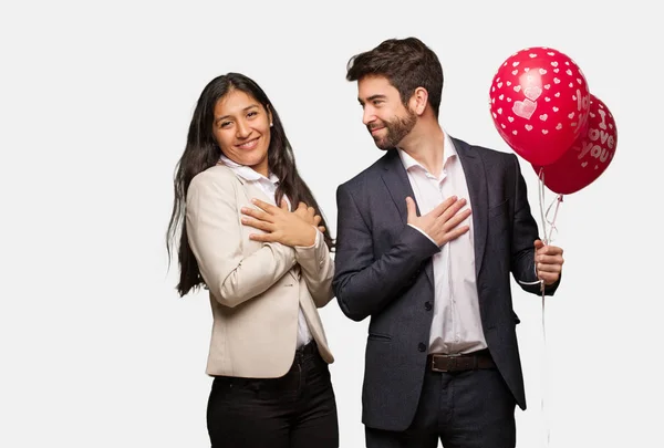 Junges Paar Valentinstag Macht Eine Romantische Geste — Stockfoto