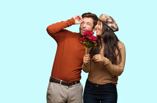Junges Paar Valentinstag Macht Die Geste Eines Spions — Stockfoto