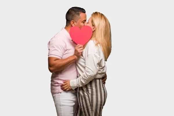 Middle Aged Latin Couple Celebrating Valentines Day — Stock Photo, Image