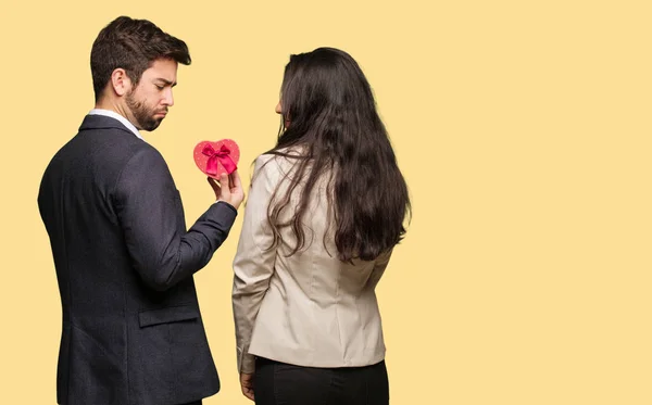 Casal Jovem Dia Dos Namorados Por Trás Olhando Para Trás — Fotografia de Stock