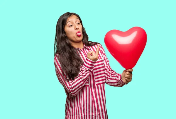 Mujer India Joven Celebrando Día San Valentín —  Fotos de Stock