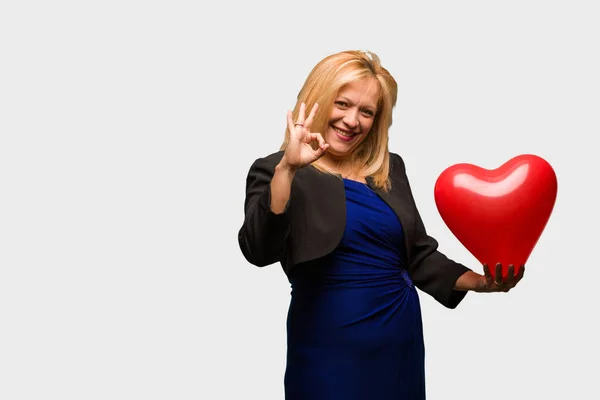 Lateinische Frau Mittleren Alters Feiert Den Valentinstag Fröhlich Und Selbstbewusst — Stockfoto