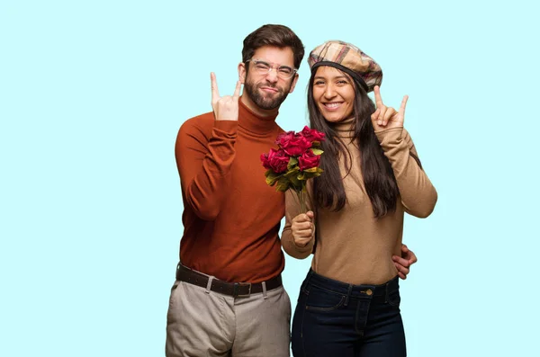 Jovem Casal Dia Dos Namorados Fazendo Gesto Rock — Fotografia de Stock