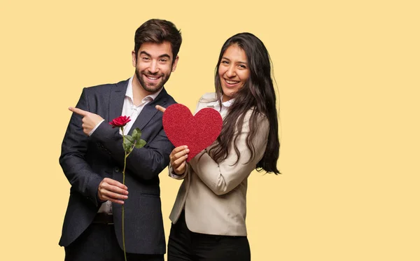 Junges Paar Valentinstag Zeigt Mit Finger Zur Seite — Stockfoto