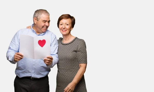 Casal Meia Idade Celebrando Dia Dos Namorados — Fotografia de Stock