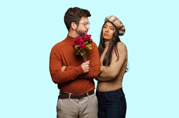 Casal Jovem Dia Dos Namorados Olhando Frente — Fotografia de Stock