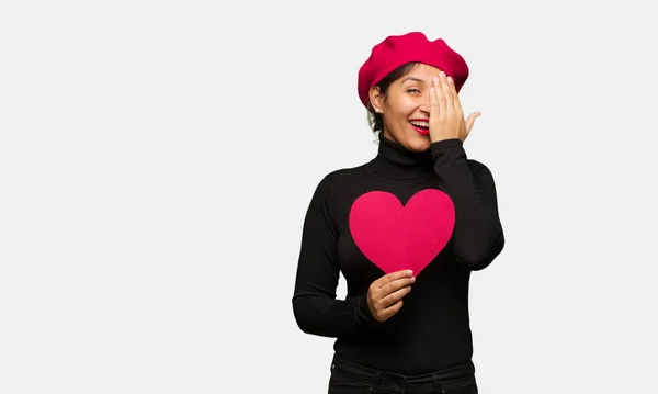 Junge Frau Valentinstag Schreit Glücklich Und Bedeckt Das Gesicht Mit — Stockfoto