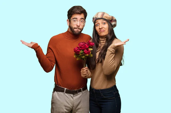 Casal Jovem Dia Dos Namorados Confuso Duvidoso — Fotografia de Stock