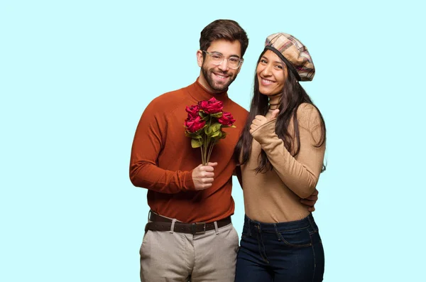 Casal Jovem Dia Dos Namorados Sorrindo Levantando Polegar — Fotografia de Stock