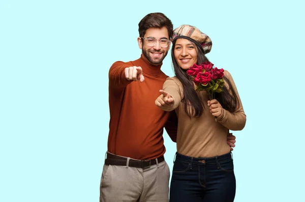 Jovem Casal Dia Dos Namorados Alegre Sorridente — Fotografia de Stock