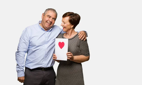 Casal Meia Idade Celebrando Dia Dos Namorados — Fotografia de Stock