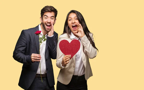 Junges Paar Valentinstag Schreit Etwas Glückliches Nach Vorne — Stockfoto