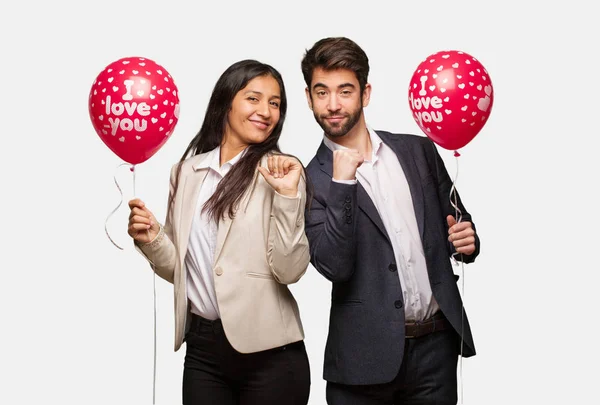 Casal Jovem Dia Dos Namorados Apontando Dedos Exemplo Seguir — Fotografia de Stock