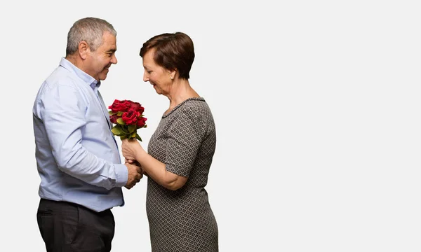 Casal Meia Idade Celebrando Dia Dos Namorados — Fotografia de Stock