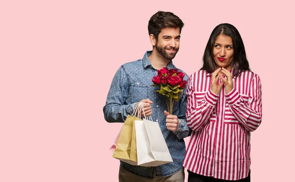 Jong Koppel Dag Van Valentijnskaarten Uitwerking Van Een Plan — Stockfoto