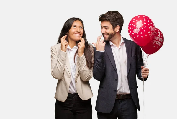 Junges Paar Drückt Valentinstag Die Daumen Für Glück — Stockfoto